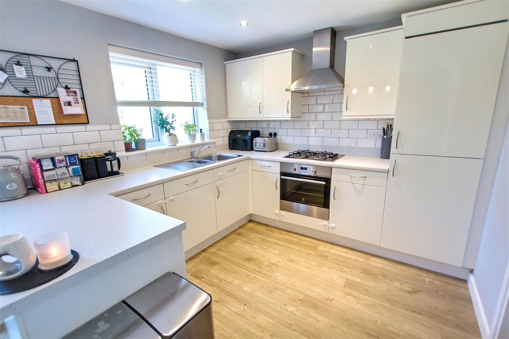 Property photo 2 of 16 Kitchen (1).Jpg