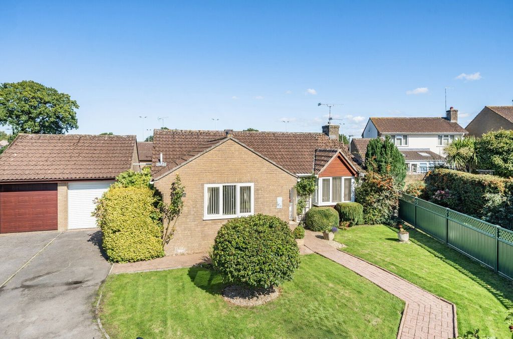 Property photo 1 of 16 8 Cherry Close