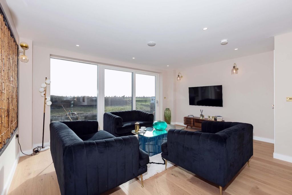 Property photo 3 of 24 Brighton Rd_16.Jpg