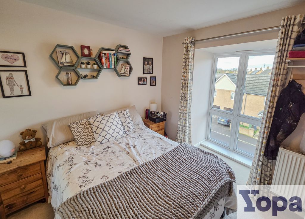 Property photo 3 of 17 Main Bedroom