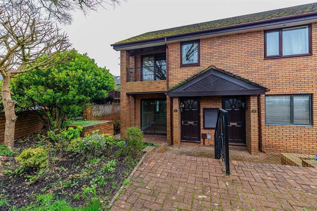 Property photo 1 of 15 1 Park End Court (9 Of 15).Jpg