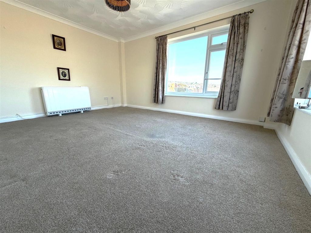 Property photo 2 of 17 4276 Newloungewest.Jpeg
