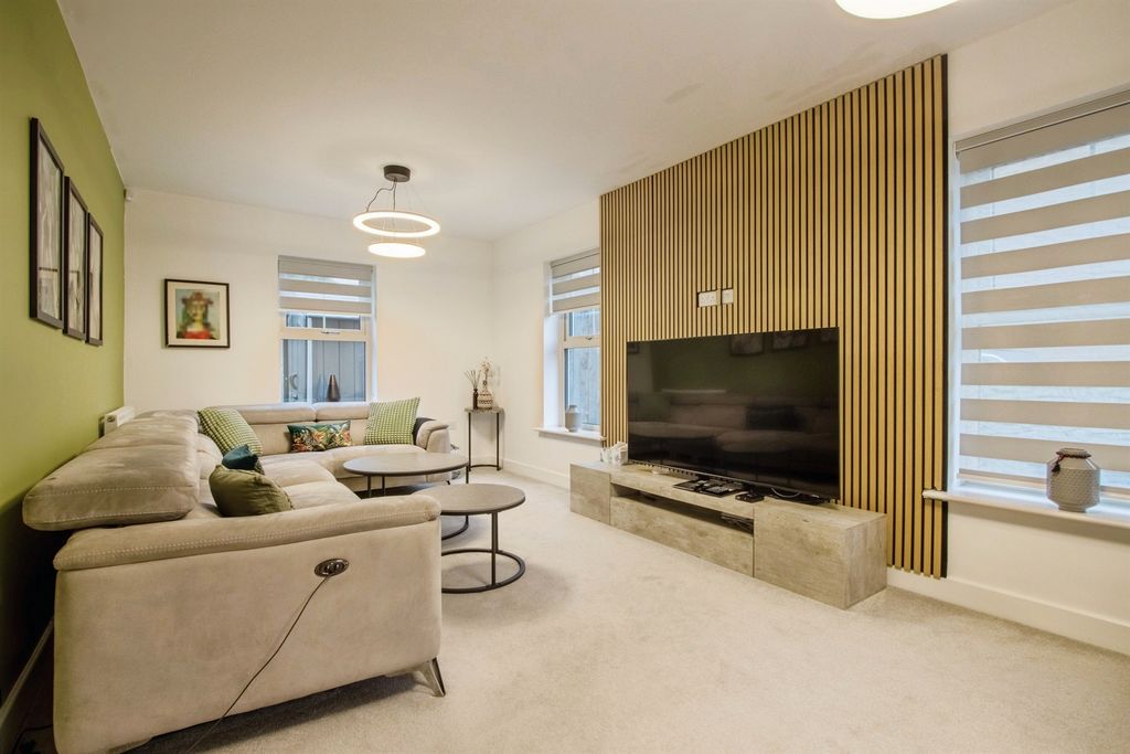 Property photo 3 of 18