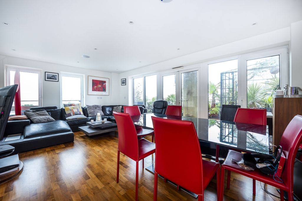 Property photo 1 of 12 31-Severn-House-0010