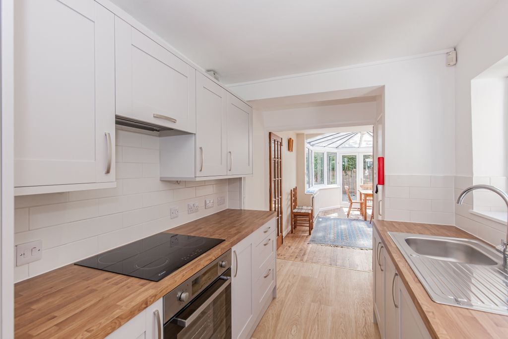 Property photo 2 of 10 Kitchen