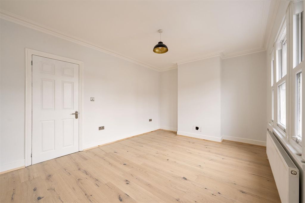 Property photo 3 of 16 Coppermill Lane, E17