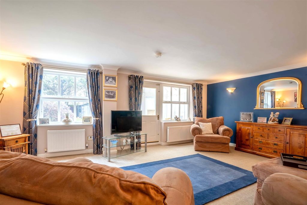 Property photo 2 of 21 Living Room