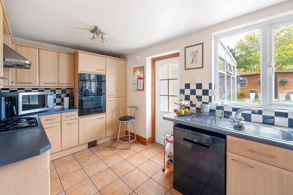 Property photo 3 of 10 Kitchen