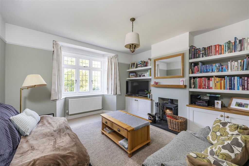 Property photo 3 of 16 33 Irwin Road Guildford Gu2 7Pw-14__Fp.Jpg