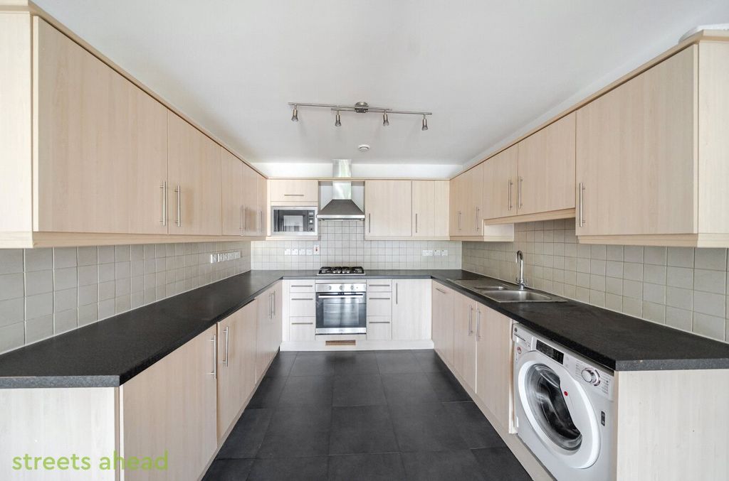 Property photo 3 of 17 402Bec19-Fb7c-460...