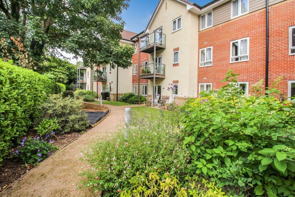 Property photo 1 of 13 Communal Gardens