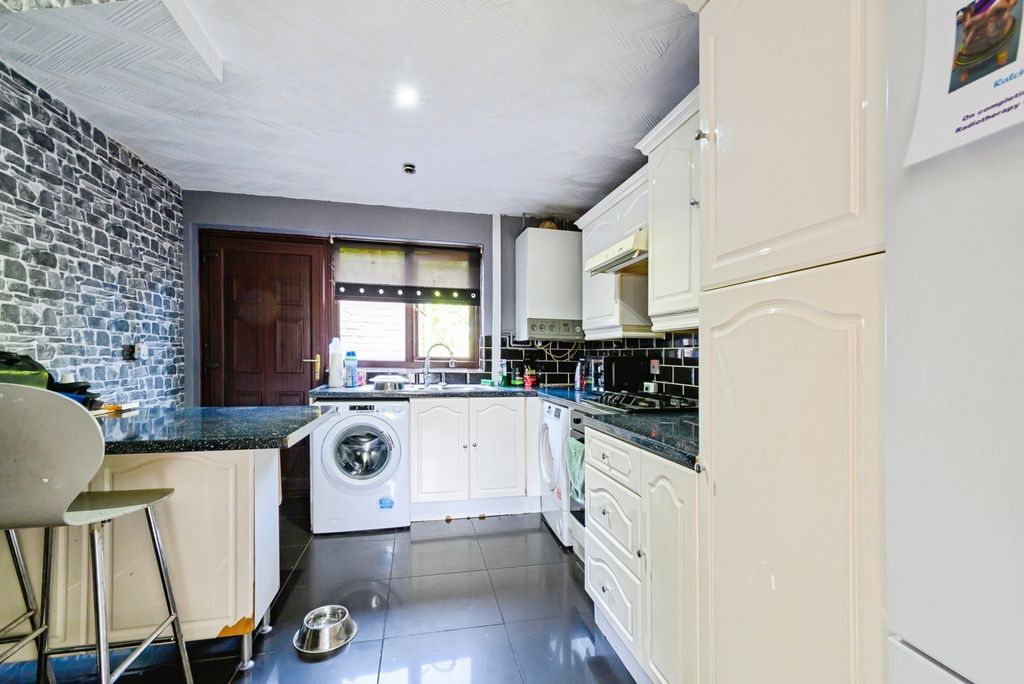 Property photo 3 of 8 Kitchen