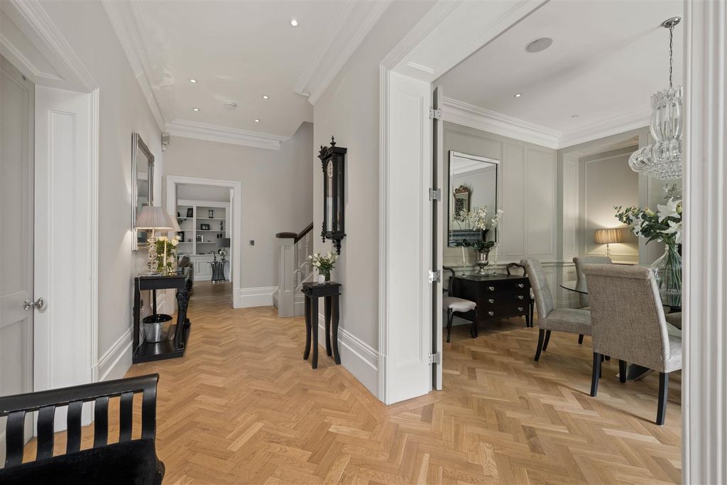 Property photo 3 of 33 Entrance Hall
