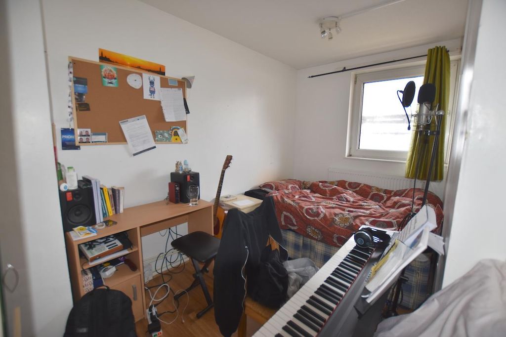 Property photo 1 of 9 Bed3.Jpg