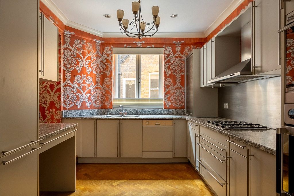 Property photo 3 of 11 Kitchen