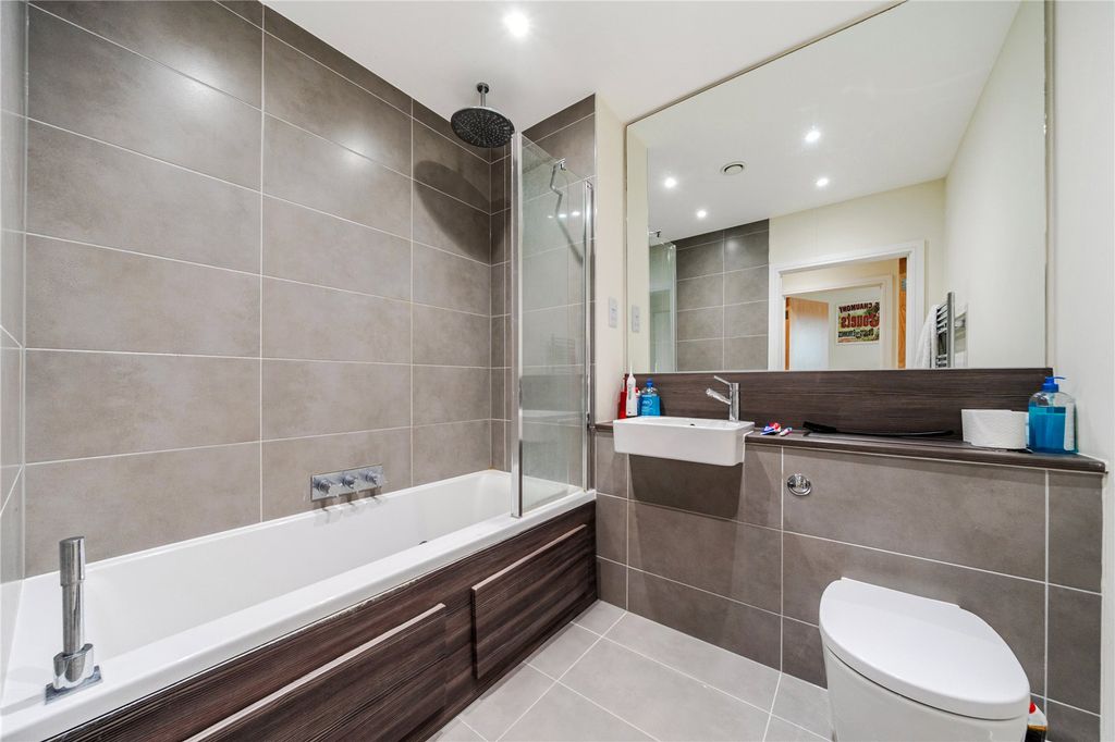 Property photo 3 of 21 Bathroom