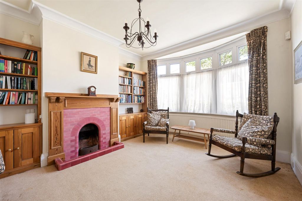 Property photo 2 of 46 Shenfield Road, Ig8