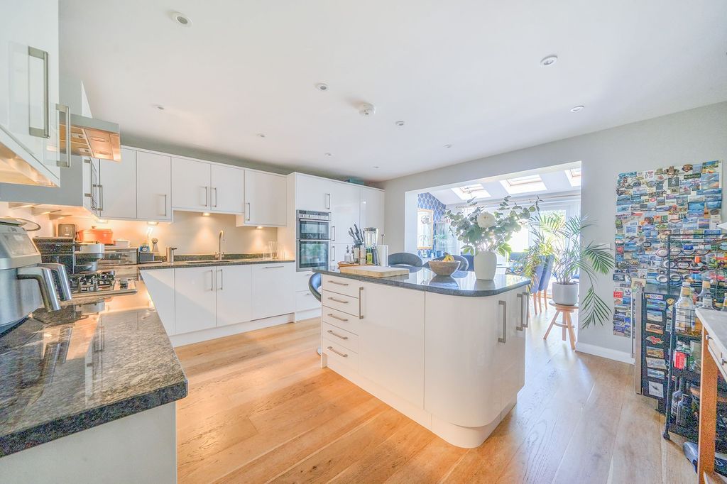 Property photo 3 of 18 Kitchen