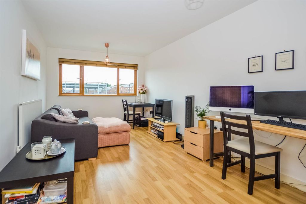 Property photo 3 of 7 Living Room