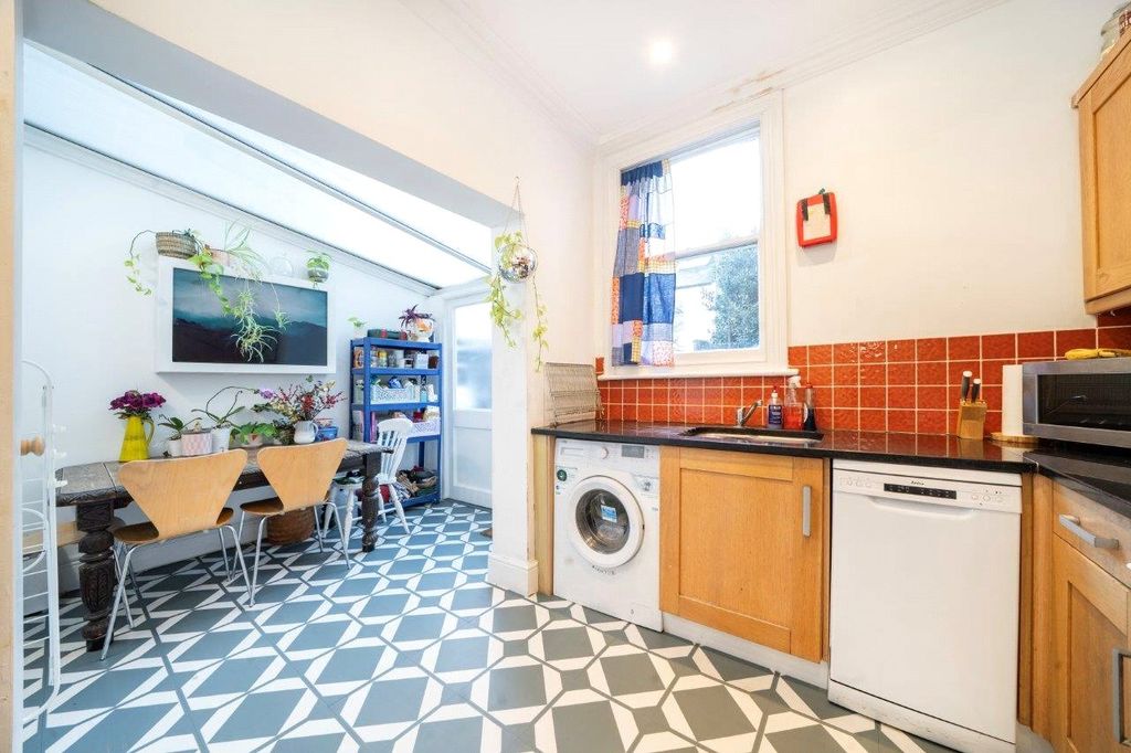 Property photo 3 of 10 Kitchen