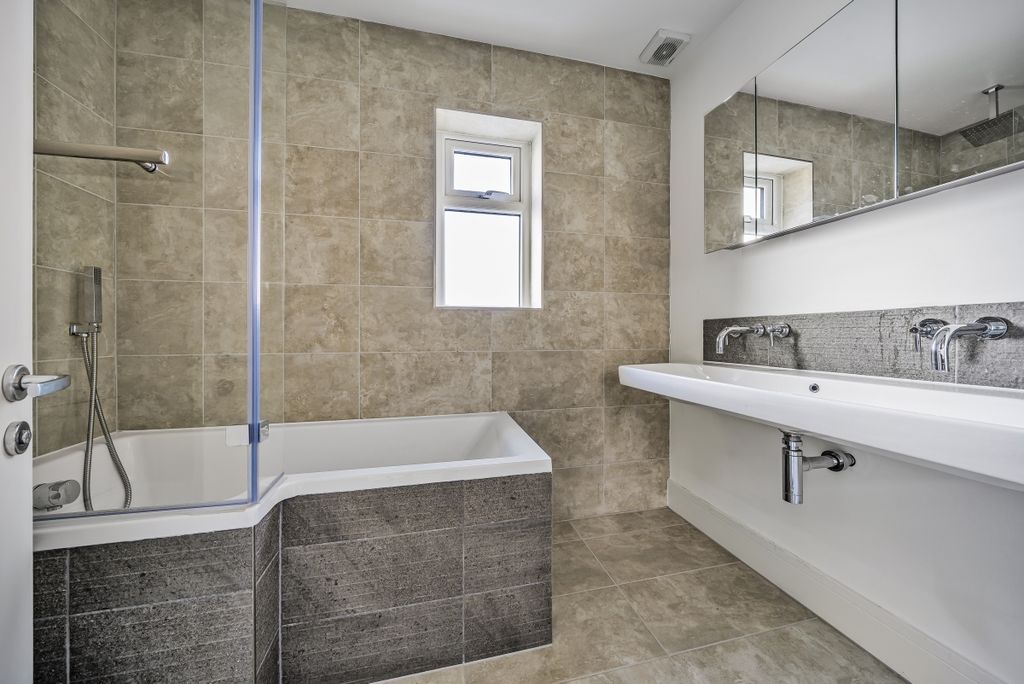 Property photo 3 of 15 933016 (8)