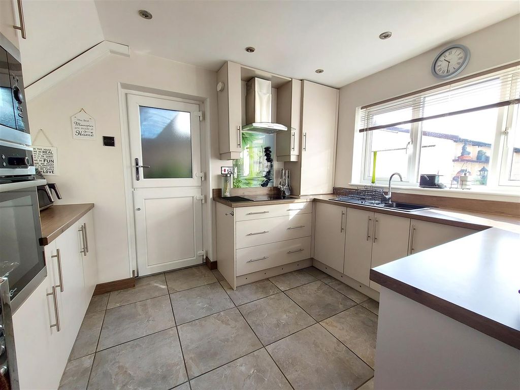 Property photo 2 of 14 Kitchen