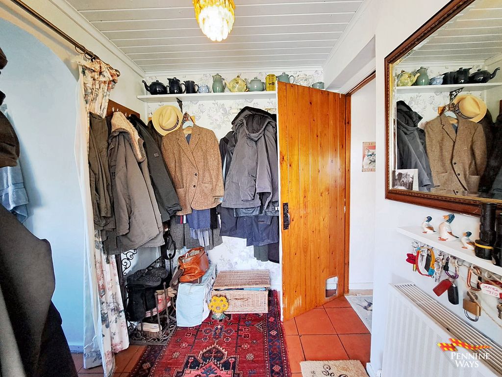 Property photo 3 of 25 Entrance Hall