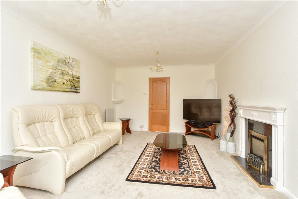 Property photo 3 of 16 Lounge