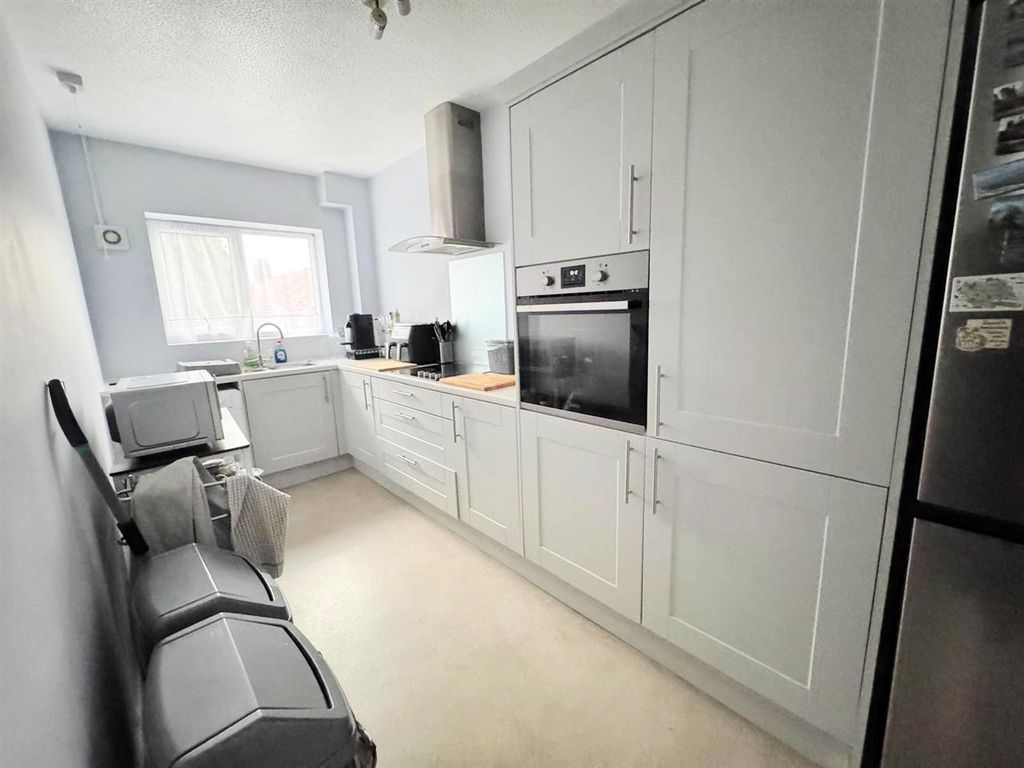 Property photo 2 of 6 Kitchen