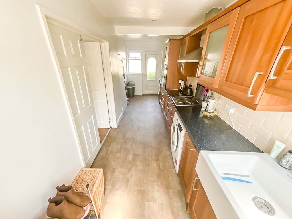 Property photo 3 of 12 Kitchen