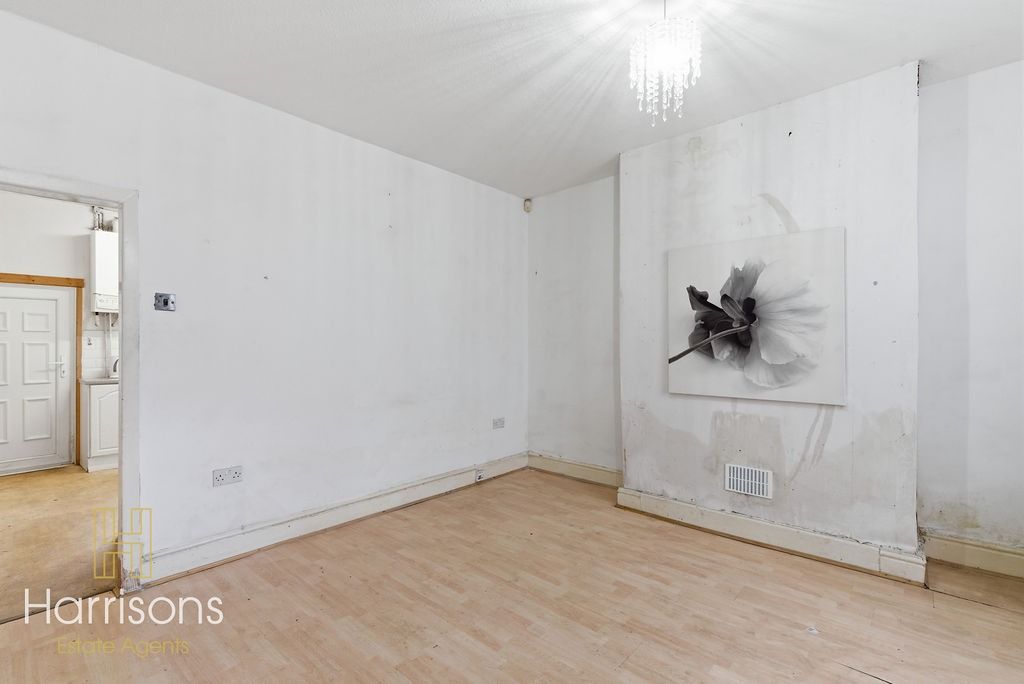 Property photo 2 of 17 4982303