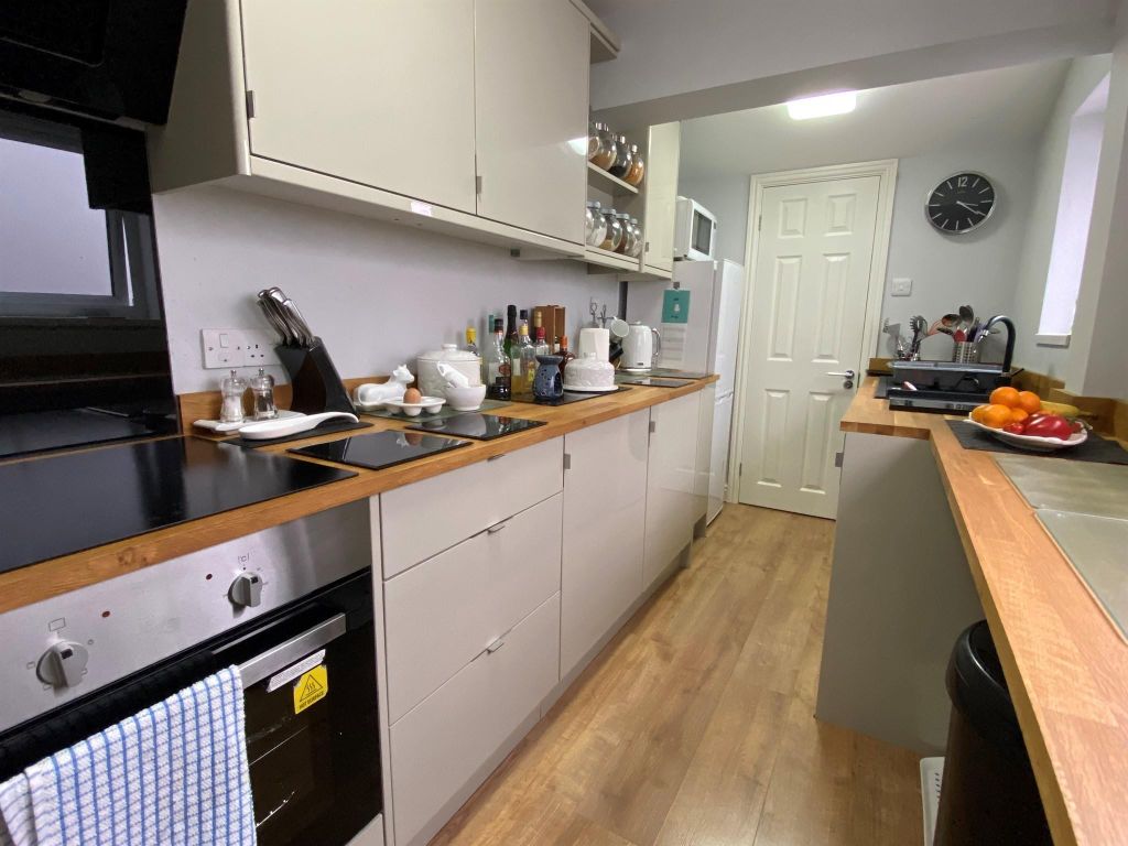 Property photo 3 of 9 Kitchen