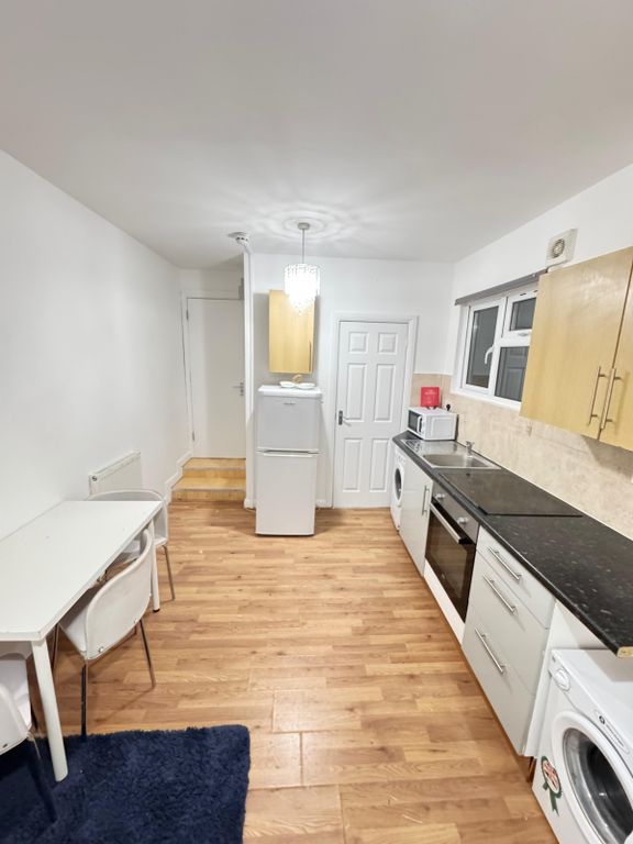 Property photo 1 of 8 Beautiful Studio Flat Near Seven Sisters Station