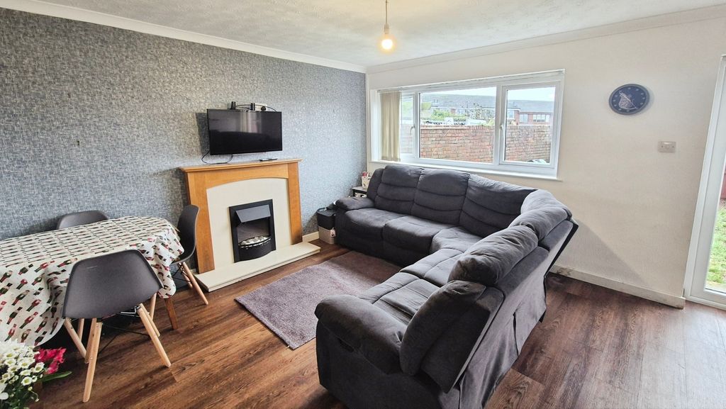 Property photo 2 of 12 Lounge