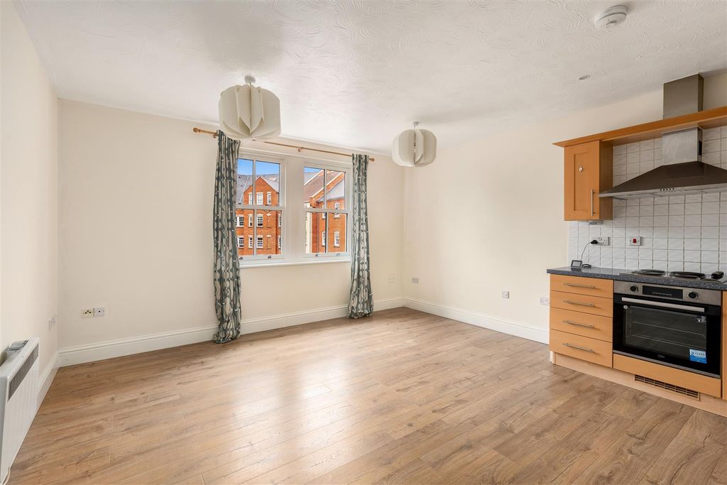Property photo 2 of 10 54 People's Place, Banbury-13.Jpg