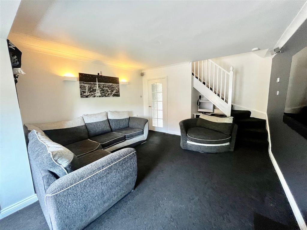 Property photo 3 of 20 Lounge