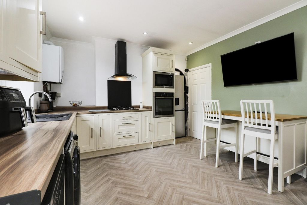 Property photo 3 of 16 Pbox-Img.Jpg