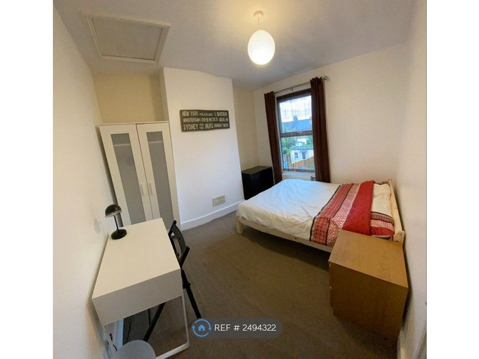 Property photo 2 of 8 Double Bedroom