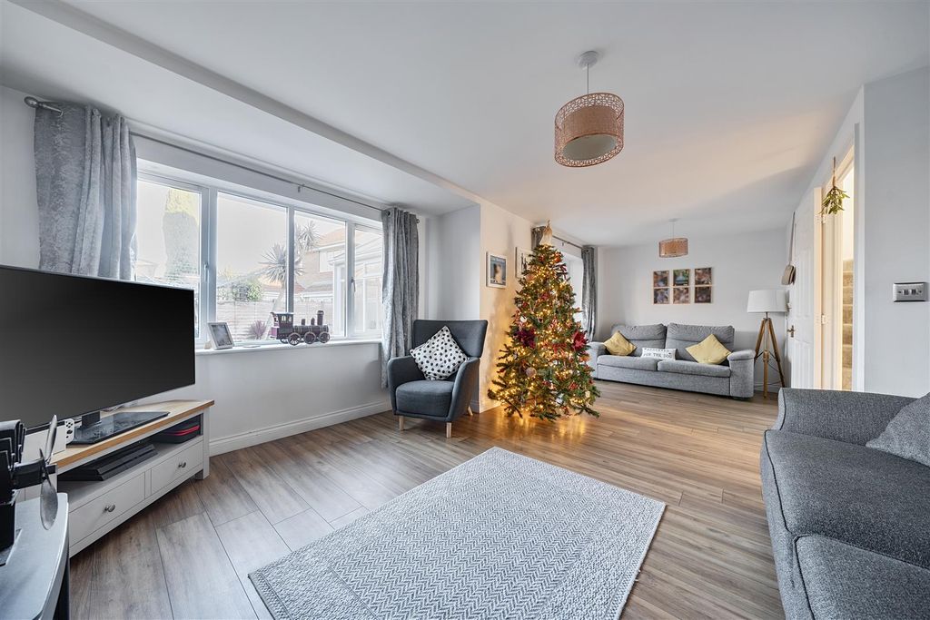 Property photo 2 of 21 Lounge