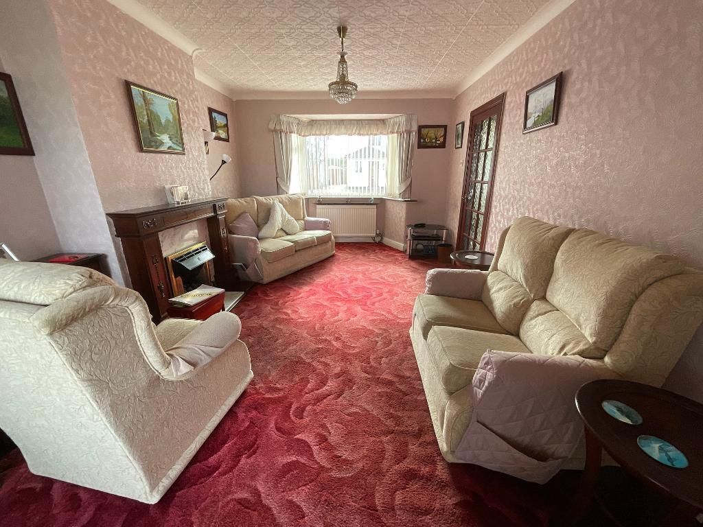 Property photo 2 of 25 Living Room 16'6 x 11'