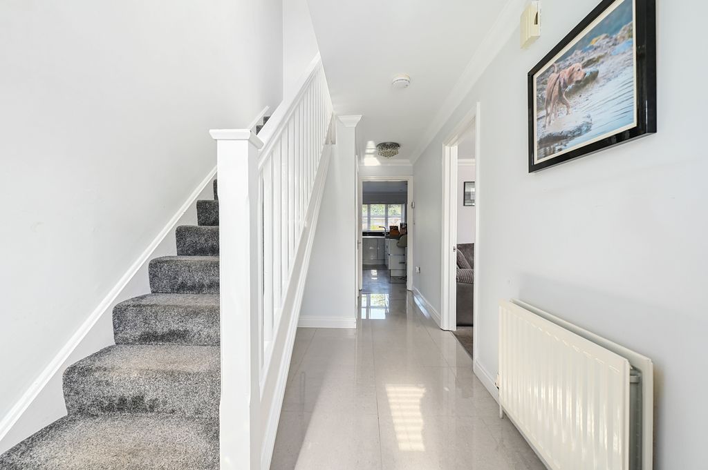 Property photo 2 of 16 50 Frogmore Rd (8)