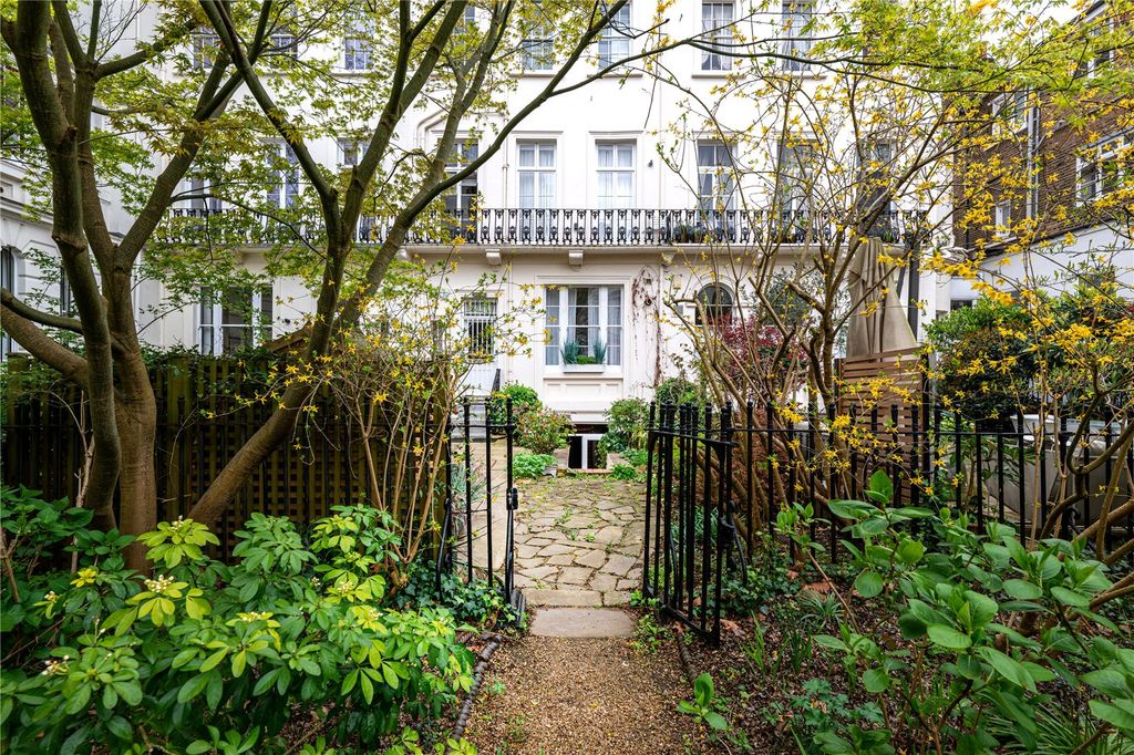 Property photo 1 of 12 Gardens Entrance