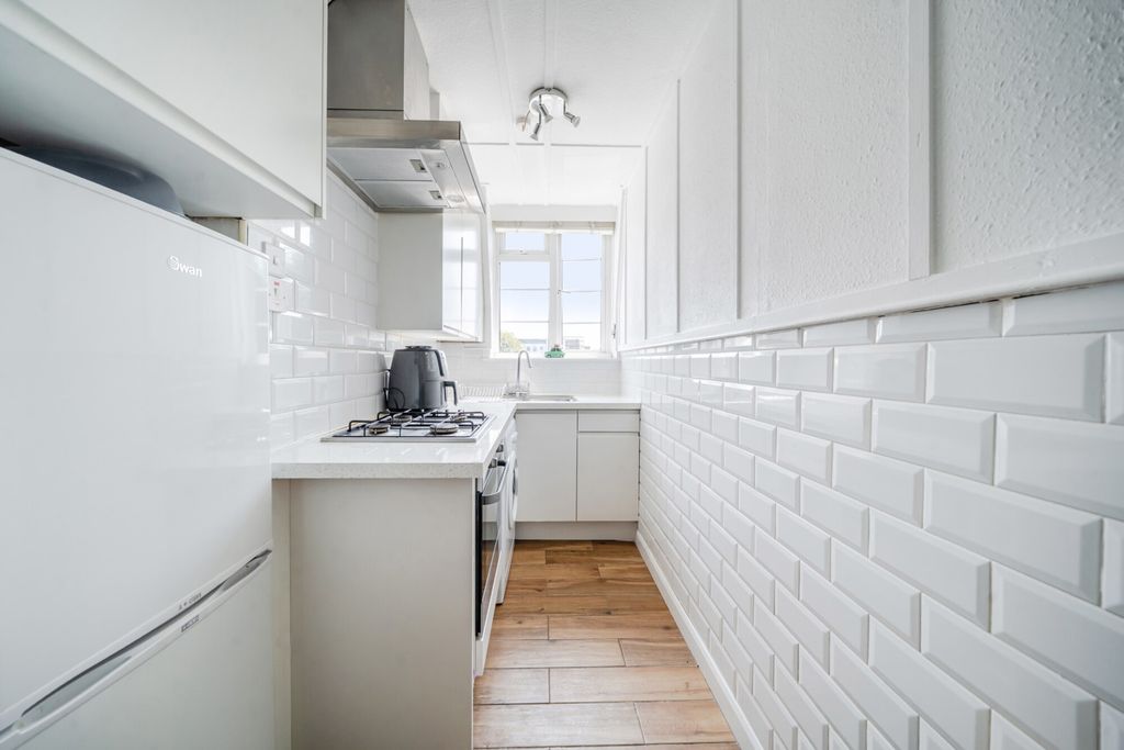 Property photo 3 of 13 1334634-15-689354...