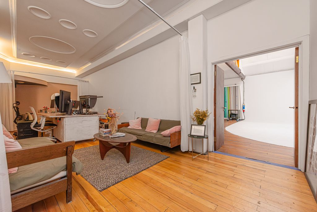 Property photo 2 of 19 Bouverie Mews, Unit 1-004