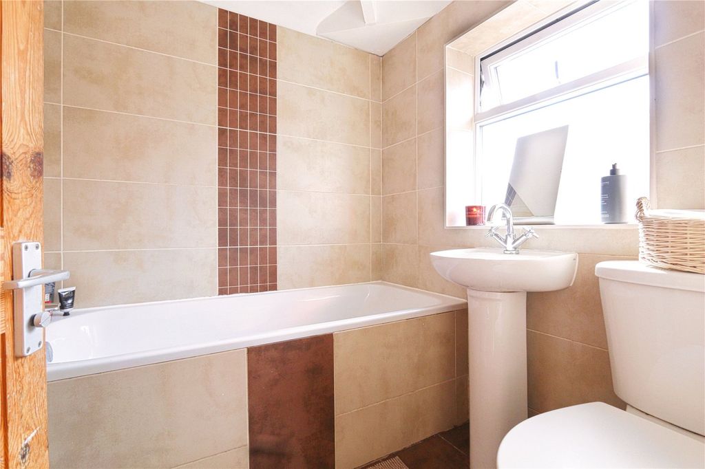 Property photo 3 of 17 Bathroom