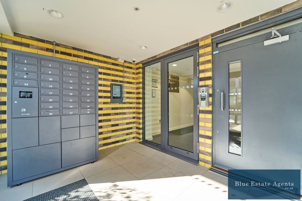Property photo 3 of 30 Communal Entrance