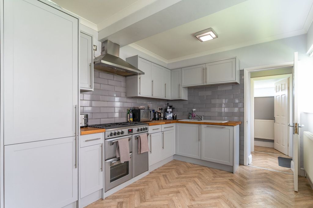 Property photo 2 of 31