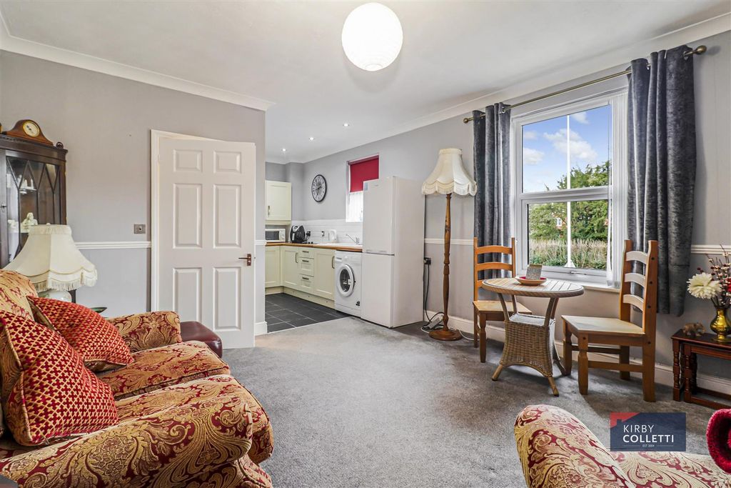 Property photo 2 of 15 Lounge