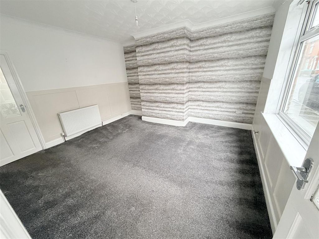 Property photo 2 of 14 Lounge