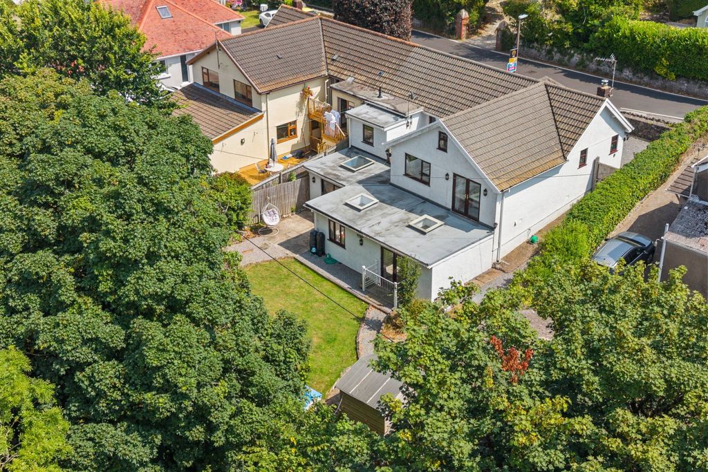 Property photo 2 of 33